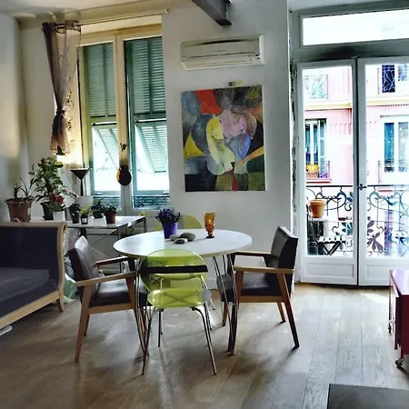 - Stylish Downtown Apartment